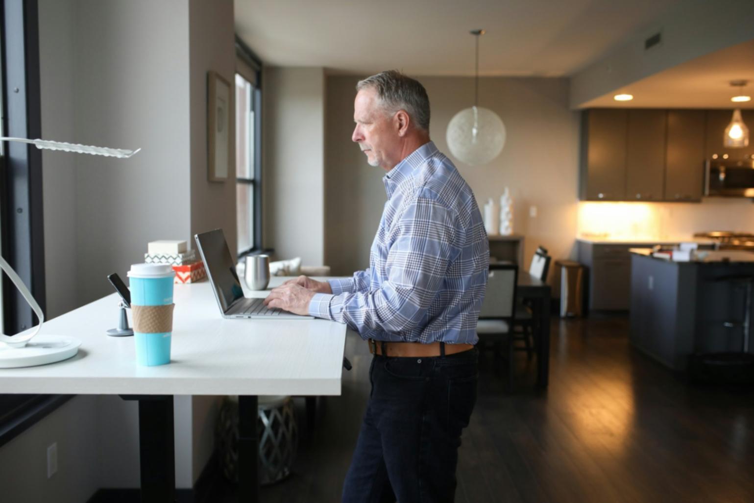 Modernes Büro mit strategischer Planung für Geschäftsentwicklung