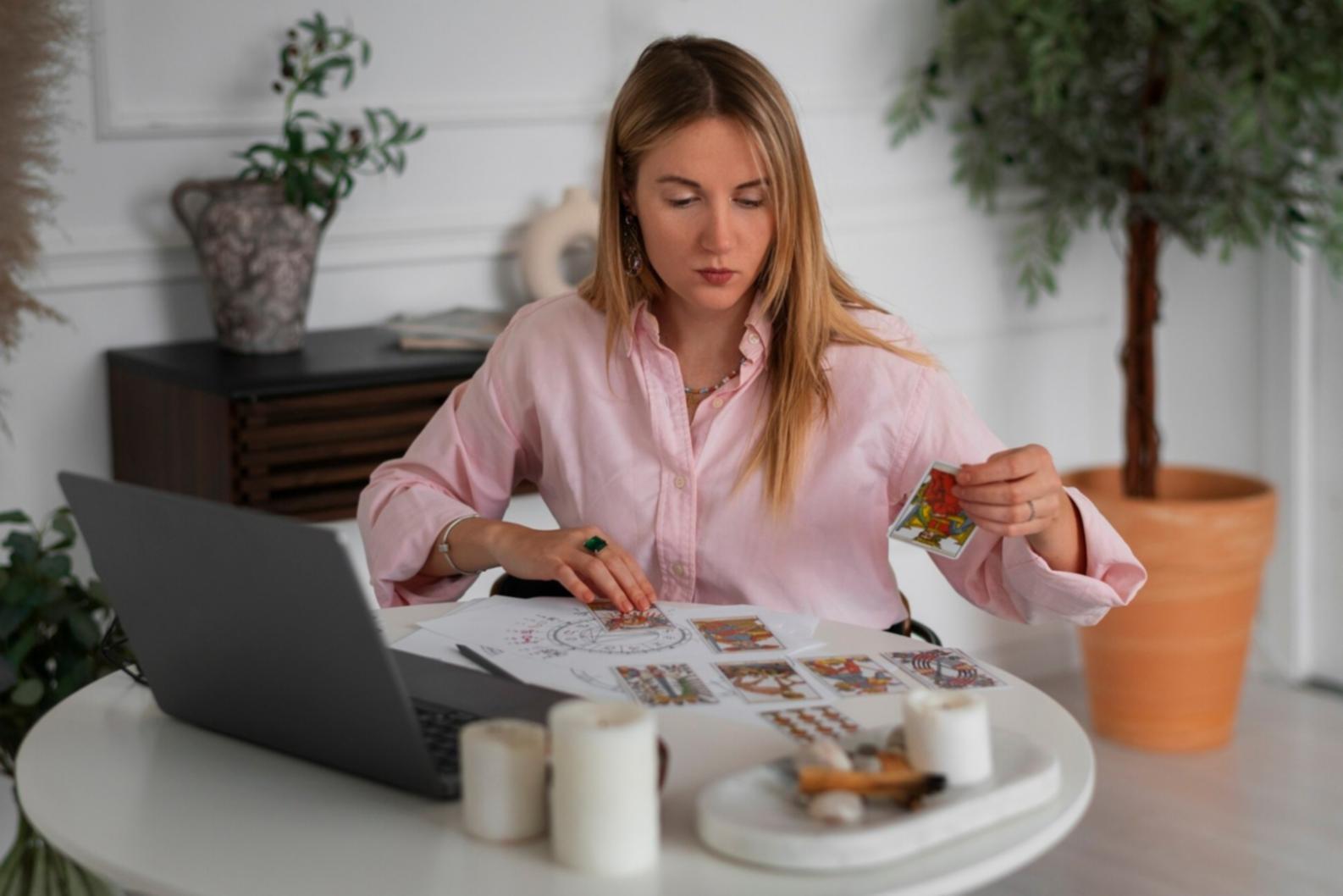 Team bei der Analyse von Geschäftskennzahlen